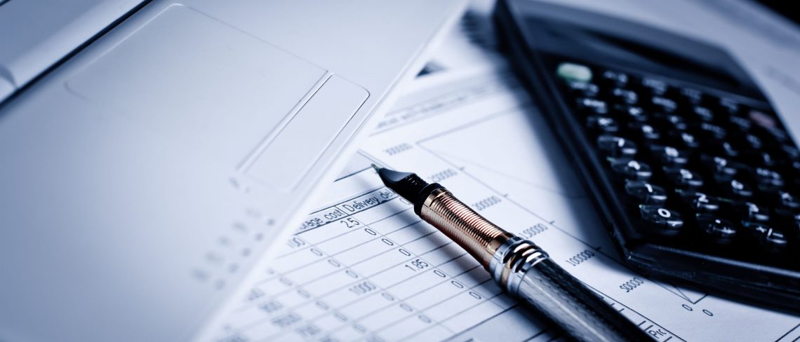 calculadora, caneta, orçamento de tributos